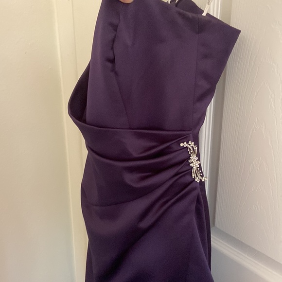 David’s Bridal strapless silky dress with broach - Picture 4 of 9